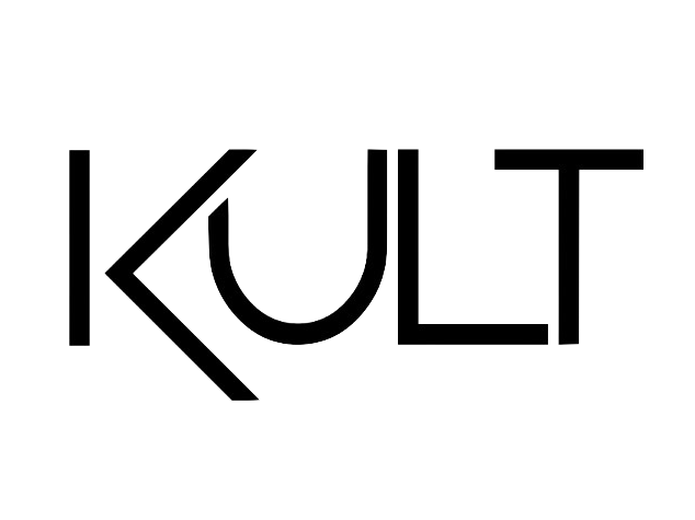 Bandmitglieder spielen verschiedene Musikinstrumente auf der Bühne. Der Name "KULT" ist deutlich sichtbar.